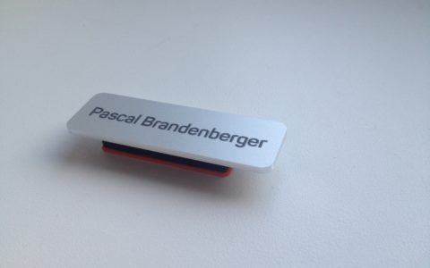 Namensschilder graviert und lackiert